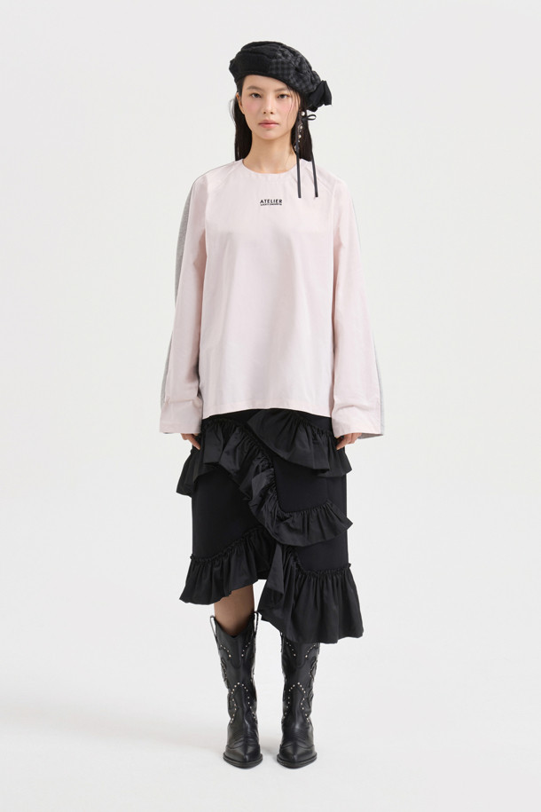 [Atelier] 우븐 믹스 롱 슬리브 티셔츠 (라이트 핑크)는 여성스러운 무드의 티셔츠입니다. 우븐과 미니 쮸리 소재를 혼방하여 바스락거리는 촉감과 은은한 광택감을 선사합니다. 라운드넥에 루즈핏으로 편안하게 착용 가능하며, 앞 중심의 아틀리에 자수 로고가 포인트입니다. 데이트룩이나 카페룩에 잘 어울리는 캐주얼, 스마트 캐주얼 스타일의 아이템으로, 봄, 가을에 활용하기 좋습니다. 블라우스처럼 여성스러운 분위기를 연출해보세요.
