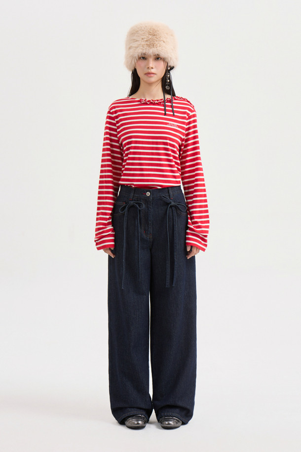 [Atelier] 프릴 포인트 스트라이프 롱 슬리브 티셔츠(레드)는 여성스러운 분위기를 연출하는 긴 소매 티셔츠입니다. 부드러운 면 소재로 제작되어 편안한 착용감을 선사하며, 얇은 두께감으로 봄, 가을 시즌에 활용하기 좋습니다. 넥 라인의 프릴 디테일과 가슴 부분의 아틀리에 자수 디테일이 돋보이며, 슬림핏 디자인과 스트라이프 패턴이 캐주얼하면서도 베이직한 스타일을 완성합니다. 데이트룩, 카페룩 등 다양한 상황에 어울리는 아이템으로, 미니멀한 스타일을 선호하는 분들께 추천합니다.
