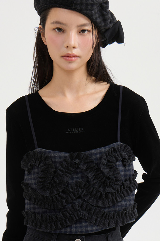 [Re-Order] [아틀리에] 벨벳 U넥 긴 소매 티셔츠는 부드러운 벨벳 져지 소재로 제작되어 은은한 광택과 고급스러운 분위기를 자아냅니다. 슬림핏 디자인과 U넥 라인이 여성스러운 실루엣을 강조하며, 블랙 컬러는 어떤 스타일에도 쉽게 매치할 수 있습니다. 사계절 내내 활용 가능한 얇은 두께감으로 편안하게 착용 가능하며, 아틀리에 프린트가 은은하게 포인트를 더합니다. 데이트룩, 모임룩, 소개팅룩 등 다양한 TPO에 맞춰 클래식, 미니멀, 시크한 스타일을 연출해보세요.
