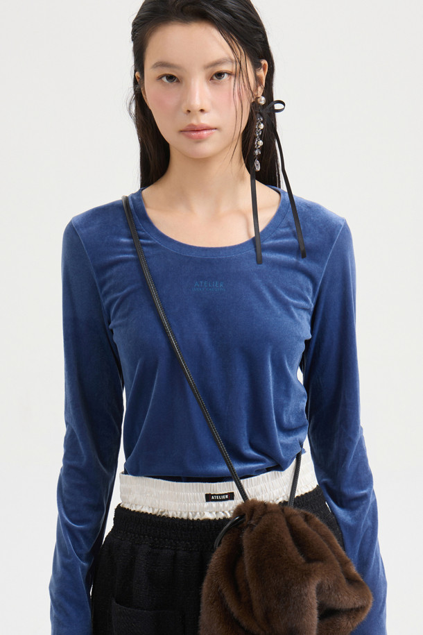 [Re-Order] [아틀리에] 벨벳 U넥 긴 소매 티셔츠는 부드러운 벨벳 져지 소재로 제작되어 가을과 겨울에 따뜻하고 편안하게 착용할 수 있습니다. 슬림핏 디자인에 U넥 라인으로 여성스러운 실루엣을 연출하며, 베이직한 스타일로 데이트룩, 모임룩 등 다양한 TPO에 활용하기 좋습니다. 신축성이 뛰어나 활동성을 높였으며, 앞 중심에는 아틀리에 프린트가 더해져 포인트를 줍니다. 얇은 두께감으로 레이어드하기 좋으며, 단독 손세탁을 권장합니다. 클래식, 미니멀, 캐주얼 스타일을 즐기는 분들께 추천합니다.
