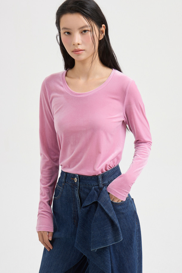 [Atelier] 벨벳 U넥 롱 슬리브 티셔츠(핑크)는 부드러운 벨벳 져지 소재로 제작되어 은은한 광택과 고급스러운 분위기를 자아냅니다. 슬림핏 디자인과 U넥 라인이 여성스러운 실루엣을 연출하며, 얇은 두께감으로 편안한 착용감을 선사합니다. 신축성이 좋아 활동성이 뛰어나며, 뒷넥 테이프 위 아틀리에 자수 포인트가 유니크함을 더합니다. 데이트룩, 모임룩, 파티룩 등 특별한 날을 위한 포인트 착장용으로 제격입니다. 캐주얼, 미니멀, 로맨틱 스타일을 모두 소화 가능한 활용도 높은 아이템입니다.

