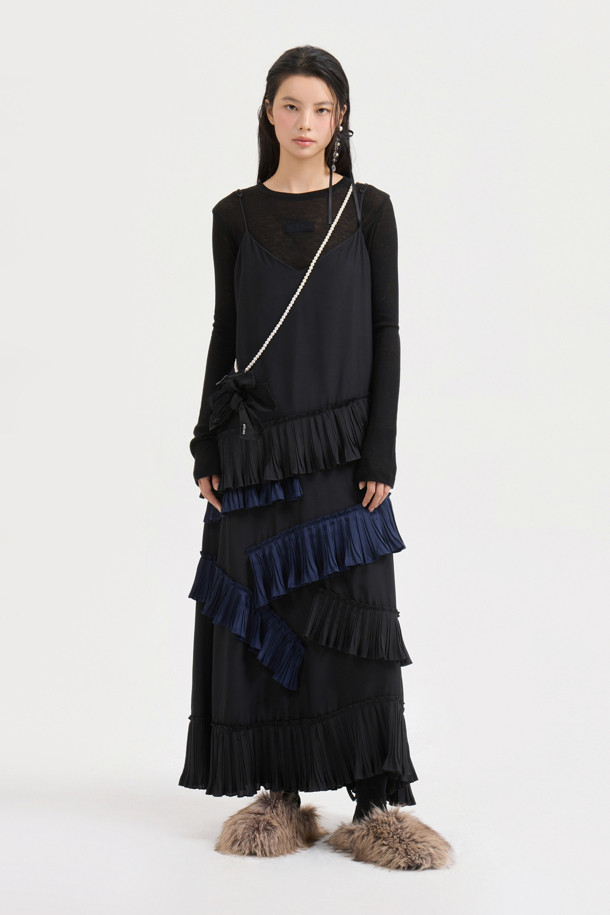 [Atelier] 엠브로이더리 포인트 슬림핏 긴팔 티셔츠 (블랙)는 부드러운 촉감의 울과 텐셀 혼방 소재로 제작되어 편안한 착용감을 선사합니다. 라운드넥 디자인에 아틀리에 자수 포인트와 레이스 테이프 디테일이 더해져 캐주얼하면서도 미니멀한 스타일을 연출합니다. 슬림핏으로 제작되어 슬림한 실루엣을 강조하며, 봄, 가을에 데이트룩 또는 카페룩으로 활용하기 좋습니다. 스탠다드 핏의 루즈한 실루엣이 특징이며, 블랙 컬러로 어떤 스타일에도 쉽게 매치할 수 있습니다.
