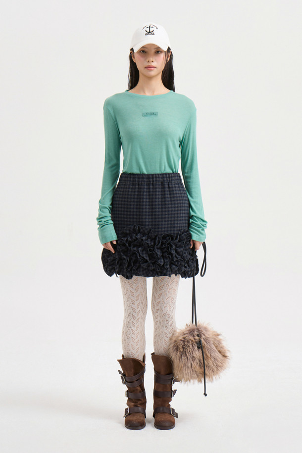 [Atelier] 자수 포인트 슬림핏 긴팔 티셔츠 (green)는 부드러운 촉감의 울, 텐셀 혼방 소재로 제작되어 봄, 가을에 착용하기 좋습니다. 슬림핏 디자인과 라운드넥으로 캐주얼하고 베이직한 스타일을 연출하며, 레이스 테이프 디테일과 아틀리에 자수 포인트가 특징입니다. 데이트룩, 카페룩 등 다양한 TPO에 활용 가능하며, 이너용 티셔츠로도 적합하여 활용도가 높습니다. 그린 컬러로 세련된 느낌을 더해 클래식, 미니멀 스타일을 즐기는 분들께 추천합니다.
