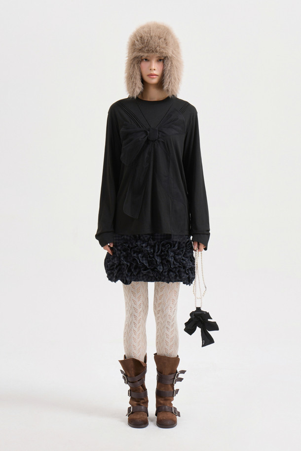 [Atelier] 리본 아플리케 롱 슬리브 티셔츠 (블랙)는 부드러운 모달 소재로 제작되어 편안한 착용감을 선사합니다. 유니크하고 캐주얼한 스타일을 연출하며, 메쉬 리본 디테일과 세일러 카라 프린트, 하이브리드 디자인이 돋보입니다. 라운드넥에 여유 있는 핏으로 편안함을 더했으며, 봄, 가을 계절에 데이트룩, 카페룩 등 다양한 TPO에 활용하기 좋습니다. 미니멀하면서도 로맨틱한 무드를 연출할 수 있는 긴소매 티셔츠입니다.
