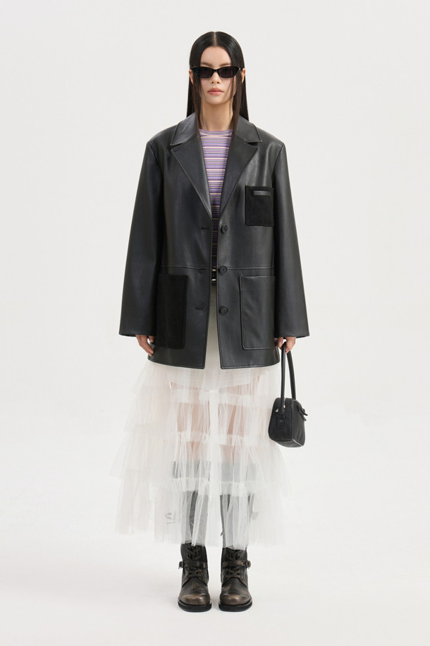 스트라이프 슬림 핏 롱 슬리브 티셔츠 (바이올렛)는 여성용 티셔츠로, 봄, 가을에 입기 좋은 긴소매 디자인입니다. 부드러운 면과 스판덱스 혼방 소재로 제작되어 편안한 착용감을 선사하며, 슬림 핏으로 깔끔한 실루엣을 연출합니다. 라운드넥에 가슴 레터링 자수 포인트와 뒷넥 개발 라벨 디테일이 돋보이며, 신축성 좋은 소재로 활동성을 높였습니다. 캐주얼하고 베이직한 스타일로, 동네 마실룩이나 봄 소풍룩에 활용하기 좋습니다.
