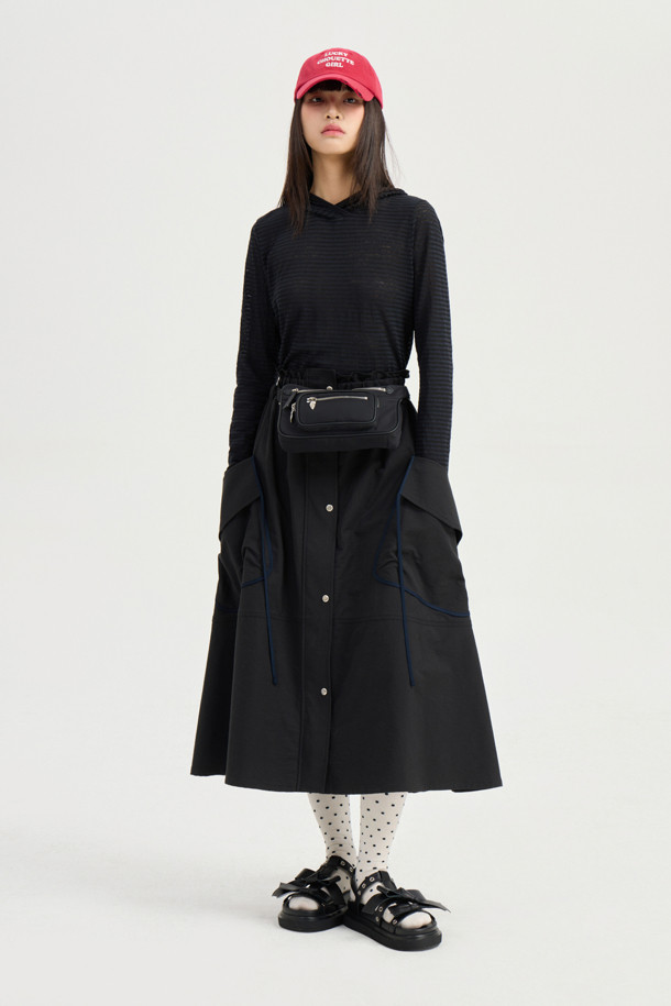 슬림핏 후드 티셔츠입니다. 블랙 색상의 무지 디자인으로, 캐주얼, 미니멀, 시크 스타일을 연출하기 좋습니다. 나일론 소재로 제작되어 가볍고 실용적이며, 힙색, 웨이스트백, 벨트백과 같은 웨어러블한 룩에 잘 어울립니다. 수납 기능과 지퍼 디테일로 편의성을 더했으며, 동네 마실룩, 여행룩, 산책룩 등 다양한 TPO에 활용하기 좋습니다. 스몰 사이즈로, 여성분들에게 적합합니다.
