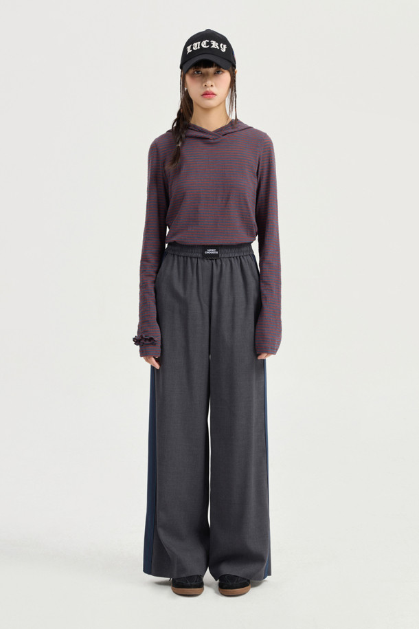 슬림핏 후드 티셔츠는 다크 브라운 컬러의 여성용 후드 티셔츠입니다. 봄, 가을 시즌에 적합하며, 얇은 두께와 부드러운 져지 소재로 편안한 착용감을 선사합니다. 슬림핏으로 제작되어 캐주얼하고 미니멀한 스타일을 연출하며, 소매와 후드에 프릴 디테일이 더해져 여성스러운 포인트를 더했습니다. 스트라이프 패턴과 배색 스티치 자수 디테일이 돋보이며, 기본 이너로 활용도가 높아 동네 마실룩, 카페룩, 봄 소풍룩 등 다양한 TPO에 활용하기 좋습니다.
