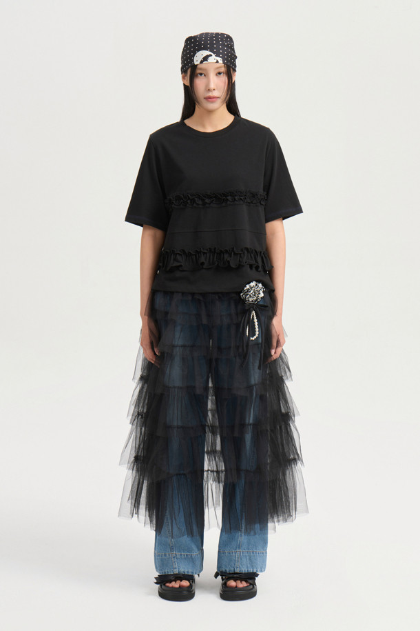 프릴 포인트 반소매 티셔츠는 여성 의류로, 캐주얼하고 미니멀한 스타일을 연출하기에 좋습니다. 봄, 여름 시즌에 적합하며, 스탠다드 핏과 라운드넥 디자인으로 편안하게 착용할 수 있습니다. 블랙 색상의 무지 티셔츠로, 앞판 메쉬 배색과 프릴 디테일이 특징입니다. 뒤 상단에는 엠블럼 자수 디테일이 더해져 포인트를 줍니다.
