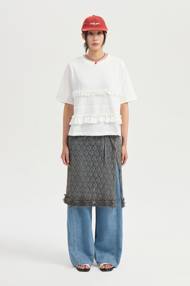 프릴 포인트 반소매 티셔츠는 여성스러운 무드를 연출해 주는 캐주얼 스타일의 반팔 티셔츠입니다. 라운드넥 디자인에 스탠다드핏 또는 루즈핏으로 편안하게 착용 가능하며, 봄, 여름 시즌에 적합합니다. 화이트 색상에 무지 패턴으로 어떤 하의와도 쉽게 매치할 수 있습니다. 메쉬 배색과 엠블럼 자수, 프릴 디테일이 더해져 포인트를 더했습니다. 동네 마실룩, 여행룩 등 다양한 상황에서 웨어러블하게 활용할 수 있습니다.
