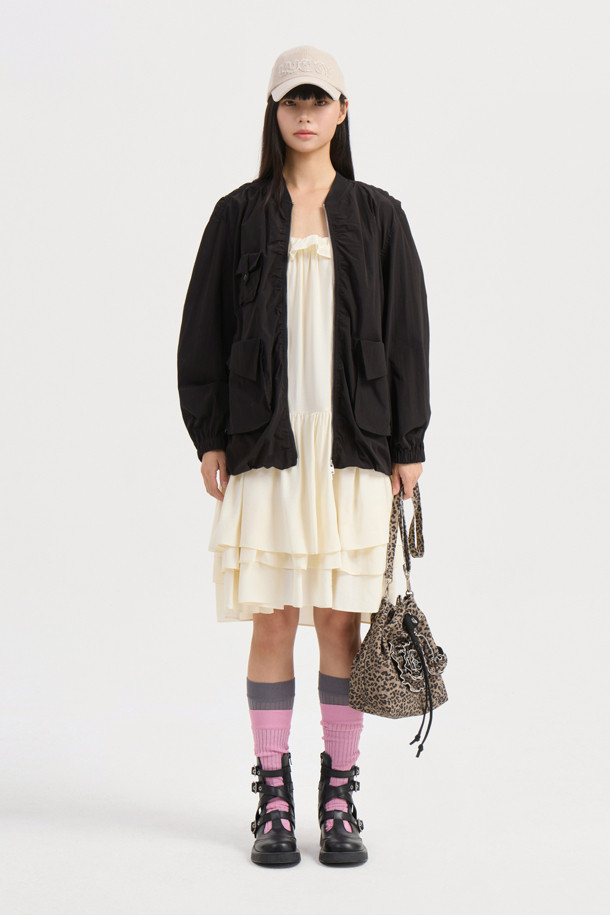 솔리드 포켓 집업 점퍼 (블랙)는 가볍고 부드러운 나일론 소재로 제작되어 봄, 가을 간절기에 적합합니다. 루즈핏으로 편안한 착용감을 선사하며, 블랙 컬러에 무지 패턴으로 어떤 옷에도 쉽게 매치할 수 있습니다. 밑단 밴딩과 니트 넥라인, 아웃포켓, 셔링 디테일이 더해져 캐주얼하면서도 페미닌한 스타일을 연출합니다. 동네 마실룩이나 산책룩과 같이 가벼운 일상에 미니멀하게 활용하기 좋습니다. 긴 소매 기장의 집업 스타일 점퍼입니다.
