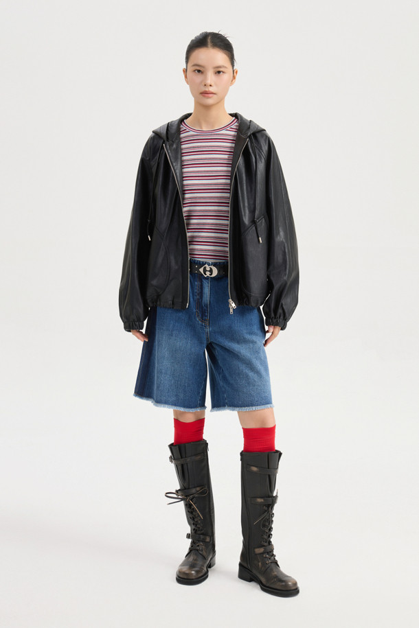 [Re-Order] 페이크 레더 후드 점퍼 (블랙)는 가을, 겨울 시즌에 어울리는 여성용 점퍼입니다. 루즈핏으로 제작되어 편안한 착용감을 선사하며, 지퍼형 여밈 방식으로 간편하게 착용할 수 있습니다. 블랙 컬러에 로고 패턴이 더해져 캐주얼하고 스트릿한 무드를 연출합니다. 두꺼운 두께감의 인조가죽과 페이크 스웨이드 배색으로 고급스러움을 더했으며, 긴 소매와 후드 디자인이 특징입니다. 겨울 데일리룩, 쇼핑룩, 산책룩 등 다양한 TPO에 활용할 수 있습니다.
