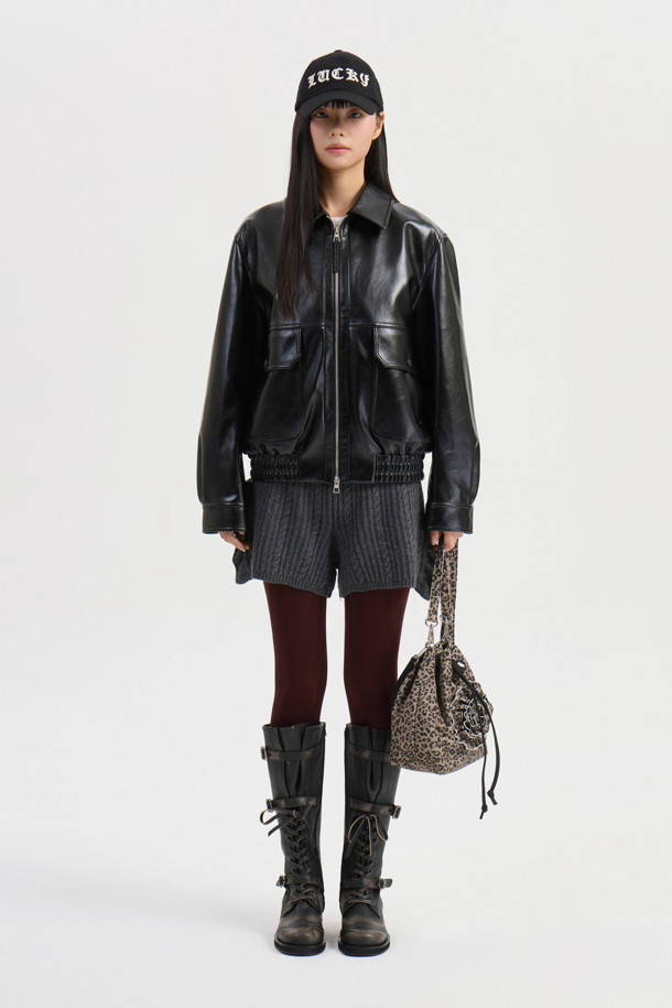 페이크 레더 카라 점퍼 (블랙)는 가을, 겨울 시즌에 어울리는 여성용 아우터입니다. 캐주얼, 스트릿 스타일을 연출하기 좋으며, 넉넉한 레귤러핏으로 편안하게 착용할 수 있습니다. 블랙 컬러의 무지 디자인에, 인조가죽 소재와 두꺼운 두께감으로 따뜻함을 더했습니다. 칼라 디테일, 지퍼 슬라이더 장식, 가슴 포켓, 스냅 버튼, 밑단 밴딩, 럭키 로고 안감 등 다양한 특징을 갖춘 블루종 스타일의 점퍼입니다. 겨울 데일리룩, 쇼핑룩, 모임룩에 활용하기 좋은 아이템입니다.
