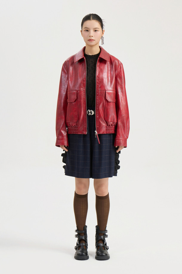 페이크 레더 카라 점퍼 (레드)는 캐주얼, 스트릿 스타일을 즐기는 여성들을 위한 크롭 기장의 인조 가죽 점퍼입니다. 봄, 가을에 적합하며, 부드러운 촉감의 소재로 제작되어 편안하게 착용할 수 있습니다. 지퍼형 여밈 방식에 밑단 이밴드 블루종 디자인으로 활동성을 높였으며, 워시드 가공과 래키 (LUCKY) 로고 안감, 가슴 포켓 스냅 디테일이 특징입니다. 데이트룩, 쇼핑룩 등 다양한 TPO에 맞춰 미니멀한 스타일링을 연출해보세요. 루즈핏으로 편안하면서도 멋스러운 핏을 선사합니다.
