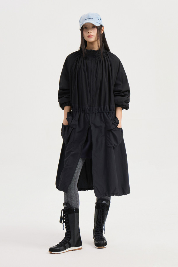 볼륨 포켓 롱 점퍼 (black)는 캐주얼, 스트리트 스타일을 즐기는 분들을 위한 아우터입니다. 롱 기장의 무지 디자인으로, 봄, 가을에 가볍게 걸치기 좋습니다. 루즈핏에 부드러운 나일론 소재를 사용하여 편안한 착용감을 선사하며, 넥과 허리 밑단의 셔링 디테일이 여성스러운 실루엣을 연출합니다. 원피스형 실루엣과 볼륨감 있는 디자인, 입체적인 아웃 포켓이 돋보이며, 지퍼 여밈 방식으로 간편하게 착용할 수 있습니다. 동네 마실룩이나 산책룩에 안성맞춤입니다.
