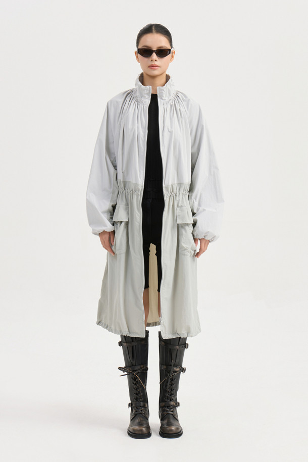 볼륨 포켓 롱 점퍼 (라이트 그레이)는 캐주얼, 스트릿, 미니멀 스타일을 즐겨 입는 여성 고객을 위한 아이템입니다. 가볍고 부드러운 나일론 소재로 제작되어 봄, 가을 간절기에 적합하며, 얇은 두께감으로 편안한 착용감을 선사합니다. 롱 기장과 루즈핏으로 체형 커버에 효과적이며, 볼륨감 있는 포켓 디자인과 넥, 허리 밑단 셔링 디테일이 돋보입니다. 지퍼 여밈 방식으로 간편하게 착용 가능하며, 동네 마실룩, 산책룩 등 일상적인 활동에 스타일리시함을 더해줍니다. 원피스 같은 실루엣으로 여성스러움을 강조하며 다양한 룩에 활용하기 좋습니다.
