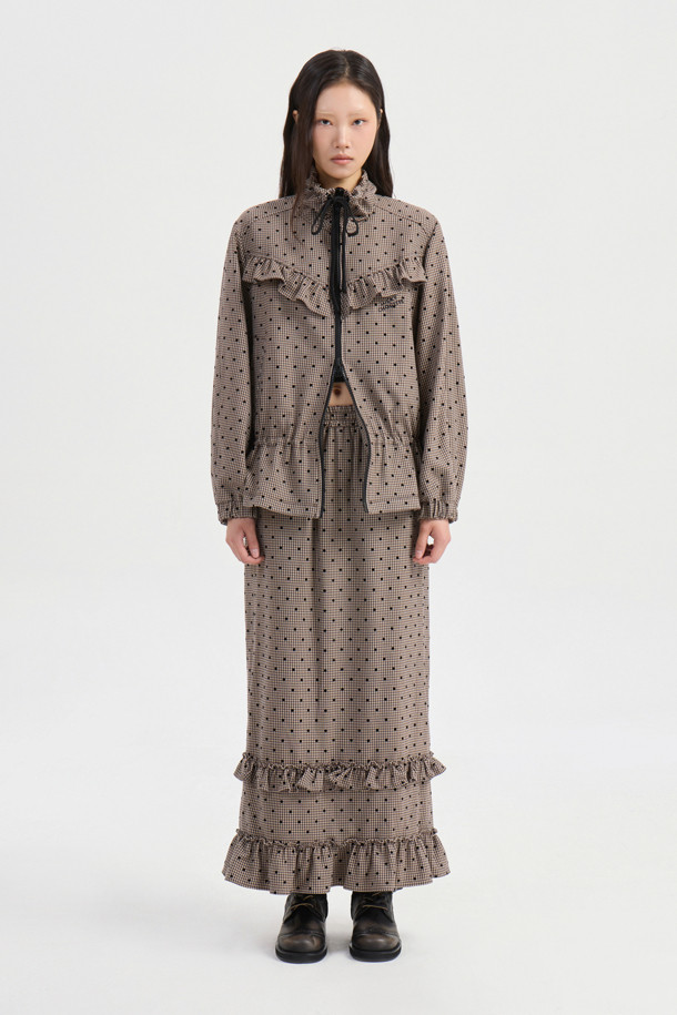 **[Re-Order] 프릴 디테일 체크 점퍼**

러블리함과 캐주얼 무드를 동시에 연출하는 여성 점퍼입니다. 가을, 겨울 시즌에 어울리는 두꺼운 두께감의 플리스 소재로 제작되어 부드러운 촉감을 선사합니다. 체크 패턴과 허리 스트링, 벌룬 핏으로 사랑스러운 분위기를 더하며, 투웨이 지퍼와 긴 소매, 프릴 디테일이 돋보입니다. 안감에는 LUCKY 로고 패턴과 솔리드 소매 안감을 사용하여 포인트를 주었습니다. 데이트룩, 산책룩 등 다양한 일상 스타일을 연출해보세요.
