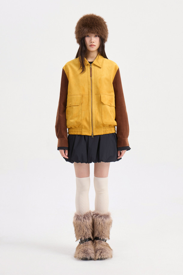 코듀로이 슬리브 페이크 스웨이드 점퍼 (옐로우)는 부드러운 스웨이드 소재의 몸판과 코듀로이 소매의 조화가 돋보이는 여성용 점퍼입니다. 캐주얼, 미니멀, 클래식 스타일을 아우르는 디자인으로, 가을과 겨울에 따뜻하게 착용하기 좋습니다. 오버핏 크롭 기장으로 편안한 착용감을 선사하며, 빅 사이즈 포켓과 금속 지퍼 디테일이 돋보입니다. 여행룩, 캠핑룩 등 다양한 TPO에 활용 가능하며, 옐로우와 브라운 두 가지 컬러로 만나볼 수 있습니다.
