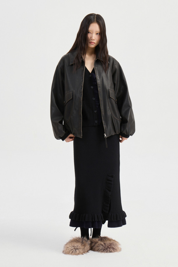 다크 브라운 컬러의 워싱 페이크 레더 카라 점퍼입니다. 힙 기장의 오버핏 블루종 스타일로, 가을과 겨울에 따뜻하게 착용할 수 있습니다. 겉감은 인조가죽 소재이며, 두꺼운 두께감과 패딩 안감으로 보온성을 높였습니다. 지퍼 여밈 방식과 아웃포켓 디테일, 밴딩 마감으로 활동성을 더했습니다. 데이트룩, 모임룩, 캐주얼 및 미니멀 스타일링에 모두 잘 어울립니다.
