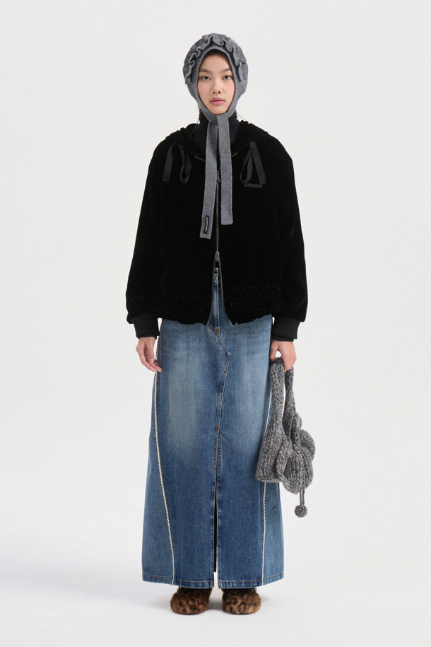 벨벳 프릴 후드 점퍼 (블랙)는 페미닌하고 유니크한 스타일을 연출하는 여성용 점퍼입니다. 부드러운 벨벳 소재에 두꺼운 두께감으로 따뜻함을 더하고, 프릴 디테일과 언밸런스 밑단으로 포인트를 더했습니다. 후드 디자인과 긴 소매, 집업 여밈 방식으로 편안하게 착용 가능하며, 로고 패턴 안감과 자수 와펜 장식이 고급스러움을 더합니다. 데이트룩, 모임룩 등 특별한 날, 또는 클래식, 미니멀, 로맨틱한 스타일을 연출하고 싶을 때 적합합니다.
