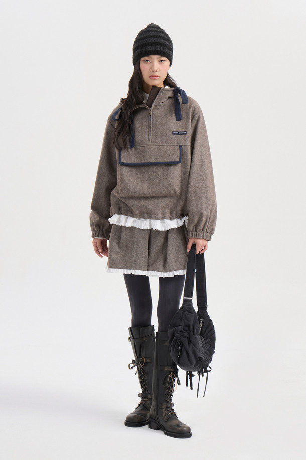 헤링본 후드 아노락 점퍼는 따뜻한 울 소재로 제작되어 겨울철에도 포근함을 선사합니다. 클래식한 헤링본 패턴에 스탠다드 핏으로, 유행을 타지 않는 스타일을 연출합니다. 후드 스트링 디테일과 엠블럼 슬라이더, 레터링 와펜으로 디자인의 완성도를 높였습니다. 리본 연출이 가능한 후드로 다양한 스타일을 소화할 수 있으며, 캐주얼하고 미니멀한 룩을 완성하기 좋습니다. 브라운 컬러의 집업 방식 아노락 점퍼로, 일상에서 편안하게 착용할 수 있습니다.
