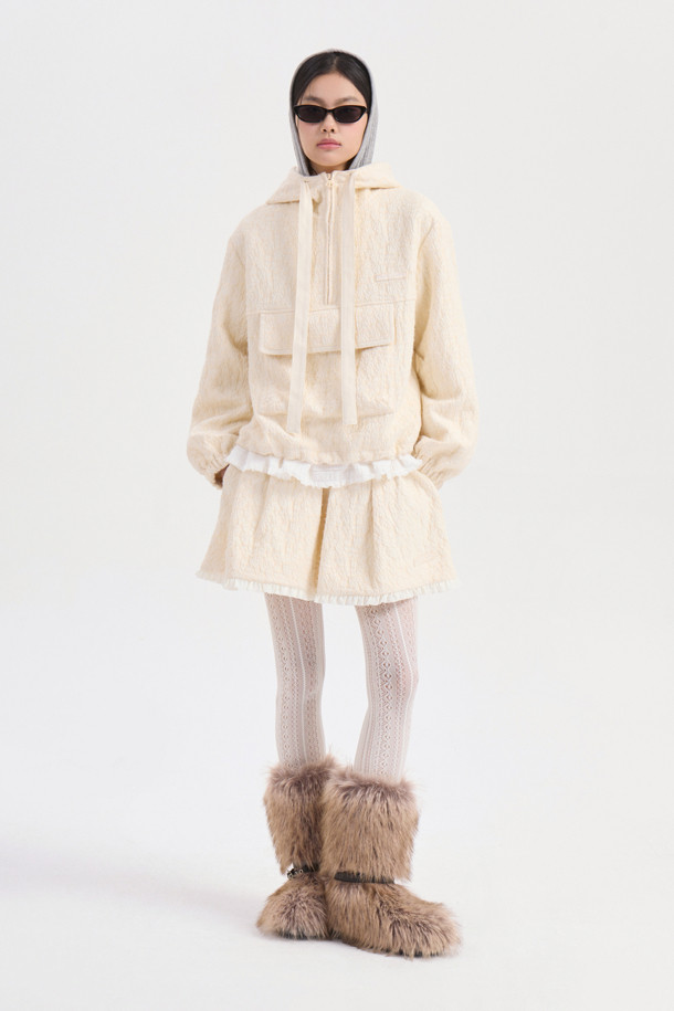 헤링본 후드 아노락 점퍼는 울 소재로 제작되어 따뜻한 착용감을 선사하는 여성용 아우터입니다. 아이보리 컬러의 스탠다드핏 디자인은 클래식하면서도 유니크한 스타일을 연출하며, 겨울철 출근룩과 모임룩에 모두 잘 어울립니다. 헤링본 패턴과 후드 스트링 리본 디테일, 엠블럼 슬라이더, 레터링 와펜, 솔리드 배색이 특징이며, 긴 소매와 집업 여밈 방식이 특징입니다. 두꺼운 두께감으로 보온성을 높였으며, 미니멀, 캐주얼 스타일을 선호하는 분들께 추천합니다.
