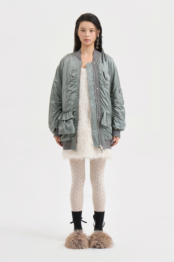 [Re-Order] [아뜰리에] 러플 디테일 하프 점퍼 (카키)는 봄, 가을에 산책룩 또는 캐주얼, 미니멀 스타일을 연출하기 좋은 여성 점퍼입니다. 부드러운 촉감의 나일론 소재로 제작되었으며, 보통 두께감으로 간절기에 활용하기 좋습니다. 코쿤핏 디자인에 은은한 광택감이 돋보이며, 러플 디테일과 파카링 봉제, 미니 포켓, 플라켓 디자인이 특징입니다. 지퍼형 여밈 방식으로 간편하게 착용할 수 있으며, 하프 기장의 블루종 스타일로 다양한 하의와 매치하기 좋습니다. 카키 컬러로 어떤 옷에도 잘 어울려 데일리 아우터로 추천합니다.
