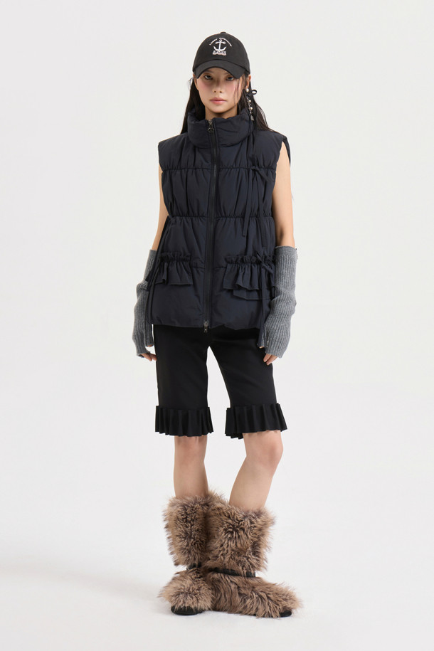 [Re-Order] 리본 다운 베스트는 여성용 다운 베스트로, 가을과 겨울에 따뜻하게 착용할 수 있습니다. 블랙 컬러의 무지 디자인에 숏 기장으로, 어떤 옷에도 쉽게 매치할 수 있습니다. 캐주얼하면서도 페미닌한 스타일을 연출하며, 출근룩과 모임룩에 모두 잘 어울립니다. 부드러운 구스 다운 소재와 셔링, 리본 장식, 샤이니 안감, 투웨이 지퍼 디테일이 특징입니다. 나일론, 스판덱스 소재로 제작되어 편안함과 활동성을 높였습니다.
