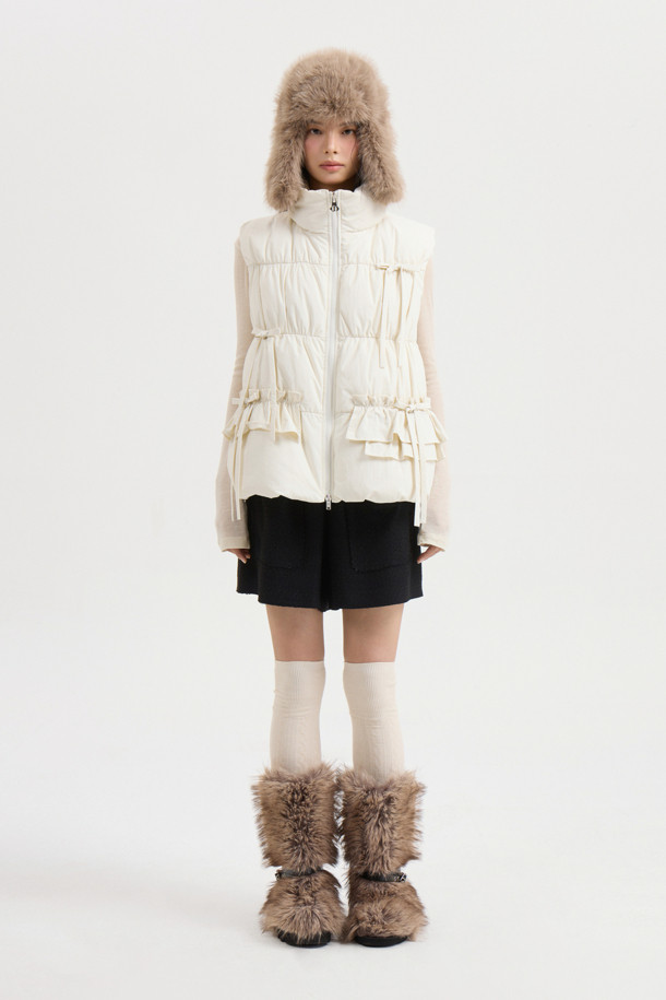 리본 디테일이 돋보이는 [Re-Order] 리본 다운 베스트는 페미닌한 무드를 연출합니다. 부드러운 유연함을 자랑하는 나일론, 스판덱스 혼방 소재로 제작되어 편안한 착용감을 선사합니다. 숏 기장과 투웨이 지퍼 여밈으로 세련된 실루엣을 강조하며, 셔링 디테일과 샤이니 안감이 고급스러움을 더합니다. 데이트룩, 모임룩 등 다양한 TPO에 활용 가능한 아이보리 컬러의 겨울철 필수 아이템입니다. 구스다운 충전재와 패딩 안감으로 보온성을 높였습니다.
