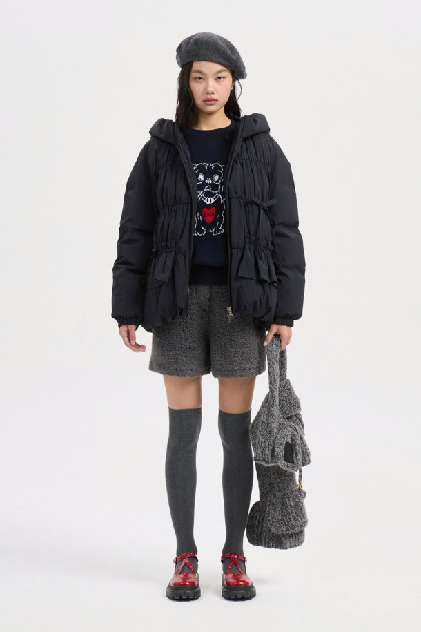 블랙 색상의 리본 후디 다운 점퍼는 페미닌하고 발랄한 무드를 연출합니다. 셔링 디테일과 프릴 단, 리본 장식이 여성스러운 포인트를 더하며, 볼륨감 있는 후드 디자인으로 사랑스러운 분위기를 선사합니다. 넉넉한 두께감과 유연한 촉감의 나일론, 스판 혼방 소재로 제작되어 편안한 착용감을 제공하며, 투웨이 지퍼와 긴 소매 기장으로 활동성을 높였습니다. 샤이니한 안감은 고급스러움을 더하며, 데이트룩, 모임룩, 클래식, 미니멀, 로맨틱 스타일을 즐겨 입는 여성분들께 추천합니다.
