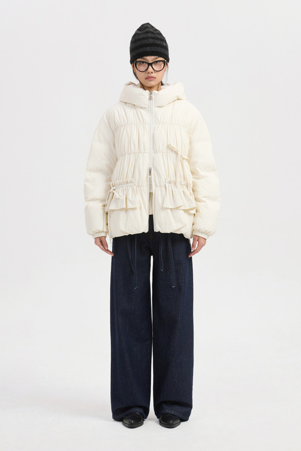 아이보리 컬러의 리본 후디 다운 점퍼는 페미닌하고 발랄한 무드를 연출합니다. 셔링, 프릴, 리본 디테일이 여성스러운 포인트를 더하며, 볼륨감 있는 후드와 샤이니한 안감으로 고급스러움을 더했습니다. 부드러운 촉감의 나일론, 스판 혼방 소재와 두꺼운 두께감으로 따뜻함을 선사하며, 투웨이 지퍼와 루즈핏 디자인으로 편안한 착용감을 제공합니다. 데이트룩, 모임룩, 미니멀, 클래식 스타일을 즐겨 입는 여성분들께 겨울철 필수 아이템입니다.
