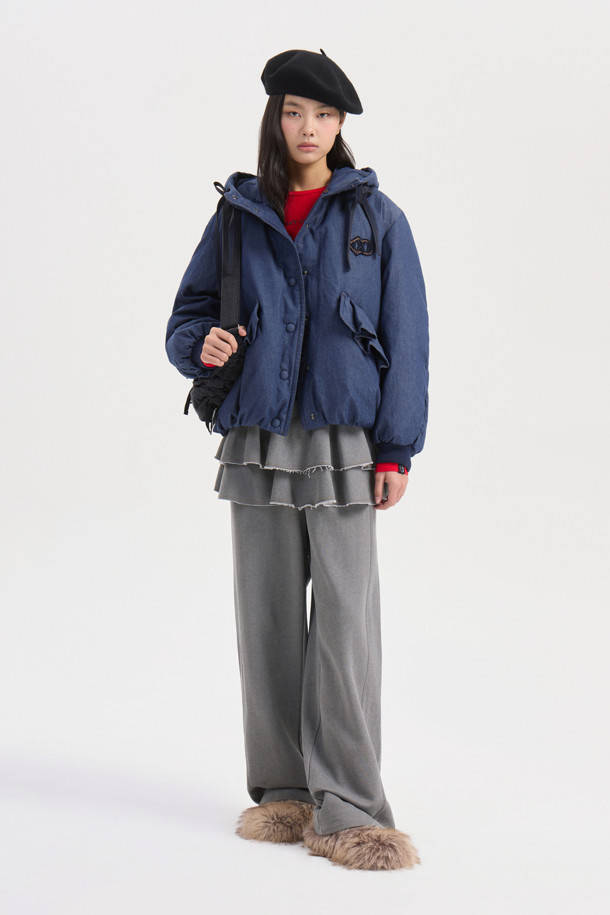 데님 구스다운 후디 점퍼 (블루)는 여성스러운 무드와 스포티한 스타일을 동시에 연출하는 아우터입니다. 두꺼운 데님 소재에 구스다운 충전재를 사용하여 보온성을 높였으며, 허리 아래 기장의 루즈핏으로 편안하게 착용할 수 있습니다. 소매는 니트 시보리로 마감하고 밑단에 밴딩을 더해 활동성을 더했습니다. 둥근 실루엣과 스트링 디테일이 돋보이는 겨울철 필수 아이템입니다. 스냅 여밈 방식으로 간편하게 착용 가능하며, 일상복으로 활용하기 좋습니다.
