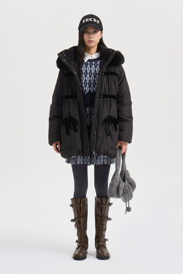 블랙 컬러의 폭스 퍼 트리밍 후드 다운 점퍼입니다. 여성스러운 페미닌 및 러블리 무드를 연출하며, 세미 A라인 핏으로 날씬한 실루엣을 선사합니다. 부드러운 구스다운 소재와 두꺼운 두께감으로 뛰어난 보온성을 제공하며, 탈부착 가능한 폭스 퍼 트리밍, 벨벳 리본 및 셔링 디테일이 고급스러움을 더합니다. 럭키 로고 패턴 안감과 긴 소매 기장, 집업 여밈 방식으로 편안한 착용감을 선사하며, 데이트룩, 모임룩, 연말 모임룩 등 다양한 TPO에 활용 가능합니다. 클래식, 로맨틱, 미니멀 스타일을 즐기는 여성분들께 추천합니다.
