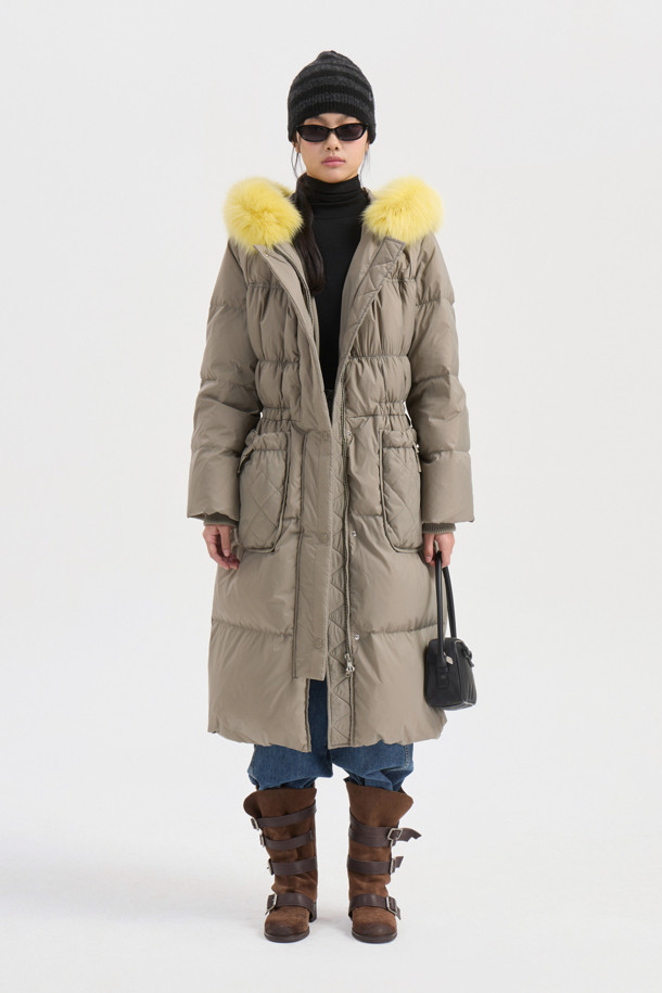 라이트 카키 색상의 폭스 퍼 후드 구스다운 코트는 겨울철 캐주얼 스타일을 완성하는 여성 아우터입니다. 탈부착 가능한 리얼 폭스퍼 후드가 고급스러운 분위기를 더하며, 허리와 밑단의 스트링 조절로 사이즈를 맞춤 조절할 수 있습니다. 겉감은 부드러운 촉감의 나일론 소재이며, 안감은 로고 패턴으로 포인트를 주었습니다. 맥시 기장의 두꺼운 구스다운 코트로 보온성을 높였으며, 지퍼와 스냅 여밈 방식으로 깔끔하게 착용 가능합니다. 여행룩, 캠핑룩 등 다양한 TPO에 미니멀, 클래식 스타일로 활용하기 좋습니다.
