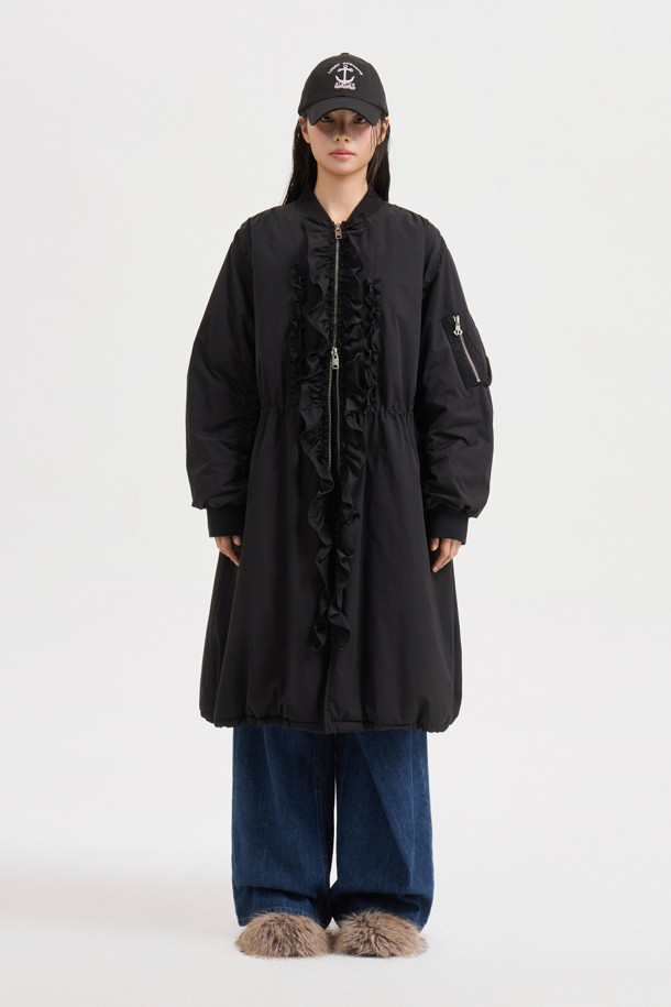 [Re-Order] [아뜰리에] 프릴 디테일 롱 패딩 점퍼는 여성 고객을 위한 겨울철 필수 아이템입니다. 페미닌한 무드를 더하는 프릴 디테일과 롱 기장, A라인 핏으로 세련된 실루엣을 연출합니다. 허리 및 밑단 스트링으로 사이즈 조절이 가능하며, 소매 포켓과 경량 소재로 실용성을 더했습니다. 부드러운 촉감의 폴리에스테르 소재로 제작되어 편안한 착용감을 선사하며, 데이트룩과 출근룩 등 다양한 TPO에 미니멀, 클래식, 로맨틱 스타일로 연출하기 좋습니다. 블랙 컬러의 무지 디자인으로 어떤 옷에도 쉽게 매치할 수 있습니다.
