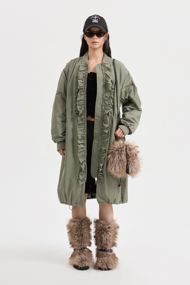 [Re-Order] [아뜰리에] 프릴 디테일 롱 패딩 점퍼는 여성 고객을 위한 겨울 시즌 필수 아이템입니다. 페미닌한 무드를 더하는 프릴 디테일과 롱 기장, A라인 핏으로 세련된 실루엣을 연출합니다. 카키 컬러의 무지 디자인에 지퍼 여밈 방식을 적용하여 편안하게 착용할 수 있으며, 허리 및 밑단 스트링으로 사이즈 조절이 용이합니다. 가볍고 따뜻한 폴리에스테르 소재에 로고 자수 디테일이 돋보이며, 데이트룩과 출근룩 등 다양한 TPO에 미니멀, 클래식, 로맨틱 스타일로 활용하기 좋습니다.
