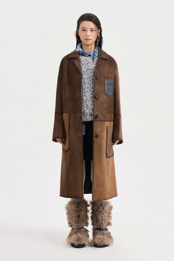 [Atelier] 리얼 스웨이드 롱 코트 (브라운)는 부드러운 촉감의 스웨이드 소재로 제작되어 가을과 겨울, 일상과 데일리룩에 모두 활용하기 좋은 여성 코트입니다. 클래식하고 유니크한 무드를 선사하며, 롱 기장의 H라인 핏으로 세련된 실루엣을 연출합니다. 싱글 버튼 여밈 방식과 두꺼운 두께감으로 따뜻함을 더하고, 오일 브릿지 워싱 처리와 가슴 포켓 레더 디테일, 로고 아플리케 자수, ATELIER 컬렉션 로고 패턴 안감 등 섬세한 디테일로 완성도를 높였습니다. 겨울철 데일리룩, 오피스룩, 모임룩 등 다양한 TPO에 맞춰 클래식, 미니멀, 시크 스타일을 연출해보세요.
