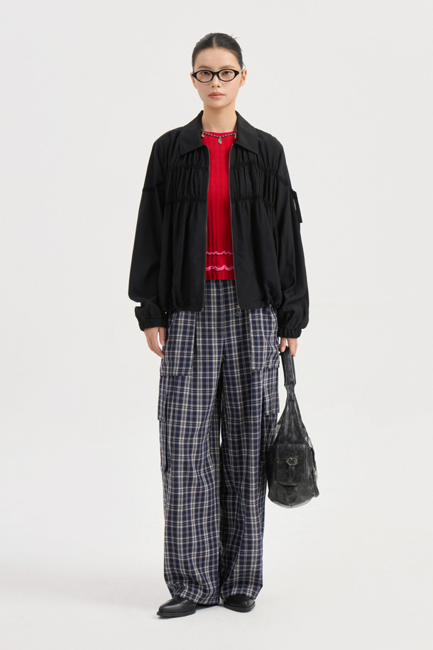 슬림핏 골지 니트 풀오버 (레드)는 가을과 겨울, 우아하고 클래식한 스타일을 연출하는 여성용 니트/스웨터입니다. 부드러운 울과 비스코스 혼방 소재로 제작되어 포근한 착용감을 선사하며, 슬림핏 라운드넥 디자인으로 세련된 실루엣을 강조합니다. 소매 끝단 플레어 디자인과 배색 트리밍 디테일이 돋보이며, 이너 탑과 함께 레이어드하여 다양한 스타일을 연출할 수 있습니다. 데이트룩, 카페룩, 겨울 데일리룩 등 다양한 TPO에 활용하기 좋으며, 미니멀하면서도 클래식한 무드를 완성해줍니다. 얇은 두께감으로 답답함 없이 편안하게 착용 가능합니다.
