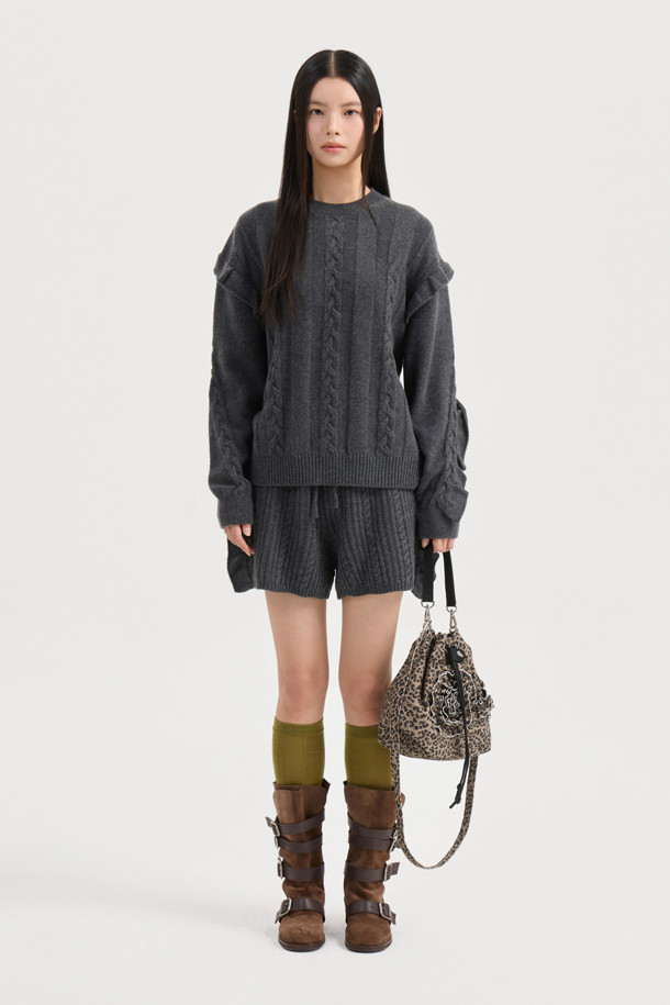 Entry 케이블 니트 풀오버 (멜란지 그레이)는 여성스러운 실루엣을 연출하는 울 혼방 소재의 두꺼운 케이블 니트 스웨터입니다. 멜란지 그레이 컬러에 라운드넥 디자인, 루즈핏으로 편안한 착용감을 선사하며, 긴 소매와 프릴 디테일이 특징입니다. 가을, 겨울 시즌 데이트룩, 카페룩, 데일리룩에 활용하기 좋으며, 니트 쇼츠와 세트 구성으로 더욱 유니크하게 연출할 수 있습니다. 캐주얼, 클래식, 미니멀 스타일을 즐겨 입는 분들께 추천합니다.
