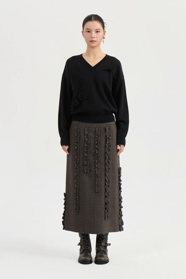 Ambo 리본 니트 풀오버 (블랙)는 여성용 상의로, 가을과 겨울에 따뜻하게 입을 수 있는 니트/스웨터입니다. 클래식과 캐주얼 스타일을 모두 소화하며, 넉넉한 오버핏과 V넥 디자인, 긴 소매가 특징입니다. 울과 면 혼방 소재로 제작되어 부드러운 촉감과 두꺼운 두께감으로 보온성을 높였습니다. 입체적인 니팅 리본 디테일이 돋보이며, 이너로 활용하거나 플레어 스커트와 함께 매치하여 데이트룩, 겨울 데일리룩, 모임룩 등 다양한 TPO에 맞춰 클래식, 캐주얼, 미니멀 스타일로 연출할 수 있습니다.
