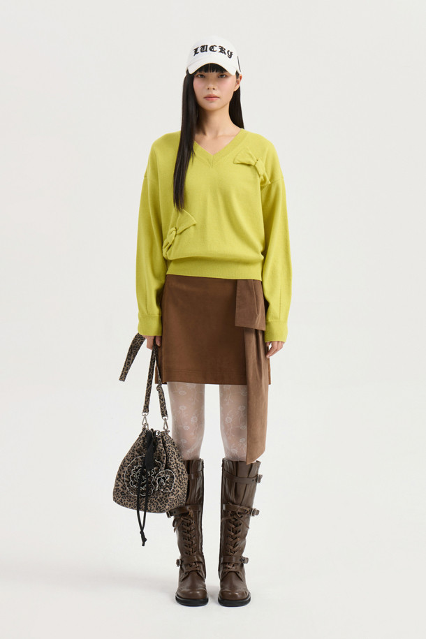 암보 리본 니트 풀오버 (라임)는 오버핏으로 제작되어 편안하면서도 유니크한 스타일을 연출합니다. 가을, 겨울 시즌에 어울리는 두꺼운 두께감과 부드러운 촉감의 울, 면 혼방 소재로 따뜻함을 선사합니다. 라운드넥 디자인에 볼륨감 있는 조직과 니팅 리본 디테일이 더해져 로맨틱하면서도 캐주얼한 무드를 자아냅니다. 데이트룩, 카페룩은 물론 겨울 데일리룩까지, 다양한 스타일을 소화하며 아우터 이너로도 활용 가능합니다. 플레어 스커트와 세트 구성으로 더욱 사랑스러운 룩을 완성할 수 있습니다.
