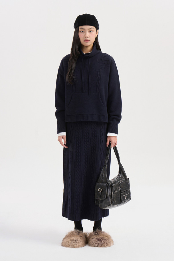 다크 네이비 색상의 리본 니트 풀오버는 여성스러운 무드를 연출하는 상의입니다. 메리노 울 100% 소재로 제작되어 부드러운 촉감과 뛰어난 보온성을 자랑하며, 넉넉한 루즈핏으로 편안하게 착용 가능합니다. 후드 디자인과 캥거루 포켓, 소매의 긴 기장이 캐주얼한 스타일을 더하고, 리본 디테일이 사랑스러운 포인트를 더합니다. 스트링 조절이 가능하여 핏을 조절할 수 있으며, 가을, 겨울철 일상룩, 집콕룩, 산책룩, 여행룩에 활용하기 좋습니다. 베이직하면서도 미니멀, 클래식한 스타일을 즐기는 분들께 추천합니다.
