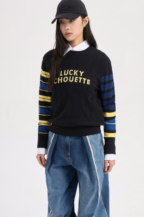 블랙 컬러의 Stripe Sleeve 슬림핏 니트 풀오버입니다. 부드러운 울과 캐시미어 혼방 소재로 제작되어 가을, 겨울 시즌에 따뜻하게 착용할 수 있습니다. 슬림핏 디자인과 라운드넥으로 제작되었으며, 소매 부분의 스트라이프 패턴과 케이블 조직 디테일이 돋보입니다. LUCKY 로고 자카드 디테일이 포인트로, 캐주얼, 스포티 무드는 물론 출근룩과 모임룩에도 활용하기 좋습니다. 클래식, 미니멀 스타일을 즐겨 입는 여성분들께 추천합니다.
