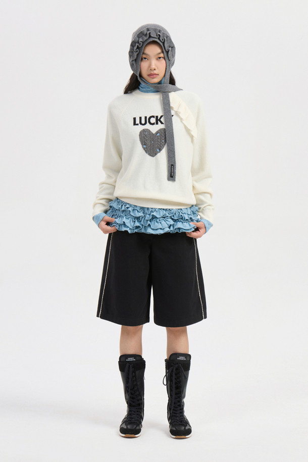 럭키 포인트 프릴 니트 풀오버 (아이보리)는 여성스러운 무드를 연출하는 상의입니다. 부드러운 울, 캐시미어, 나일론 혼방 소재로 제작되어 따뜻하고 포근한 착용감을 선사하며, 라운드넥과 래글런 소매 디자인으로 편안한 핏을 제공합니다. 특히, 프릴 디테일과 자수 장식이 더해져 로맨틱한 분위기를 강조하며, 케이블, 하트, 플라워 패턴이 돋보입니다. 데이트룩, 모임룩과 같은 특별한 날은 물론, 캐주얼 스타일로도 활용 가능하며, 가을, 겨울 시즌에 두꺼운 두께감으로 따뜻하게 입을 수 있습니다.
