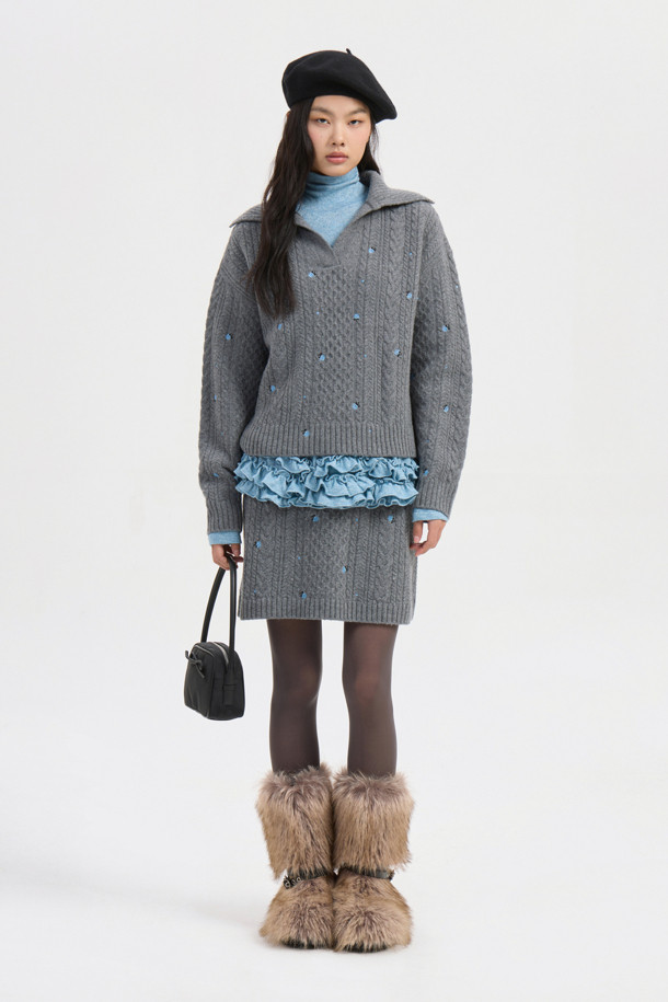 멜란지 그레이 컬러의 케이블 자수 카라 니트 풀오버입니다. 울, 캐시미어, 나일론 혼방 소재로 제작되어 부드러운 촉감과 두꺼운 두께감으로 따뜻하게 착용할 수 있습니다. 클래식한 무드와 루즈핏 디자인으로 편안하면서도 세련된 스타일을 연출하며, 노치넥과 긴 소매, 플라워 자수 디테일이 포인트입니다. 출근룩, 오피스룩, 모임룩 등 다양한 TPO에 활용 가능하며, 미니멀하고 클래식한 스타일을 선호하는 여성분들께 추천합니다.
