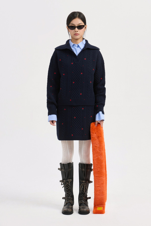 케이블 자수 카라 니트 풀오버 (다크 네이비)는 울, 캐시미어, 나일론 혼방 소재로 제작되어 부드러운 촉감과 뛰어난 보온성을 자랑하는 여성 니트입니다. 클래식한 무드와 루즈핏 디자인으로 편안하면서도 세련된 스타일을 연출하며, 가을, 겨울 시즌에 활용하기 좋습니다. 빅사이즈 카라와 플라워 모티브 자수 장식이 돋보이며, 노치넥 디자인으로 여성스러운 분위기를 더합니다. 데이트룩, 모임룩, 출근룩 등 다양한 TPO에 활용 가능한 아이템으로, 스커트와 함께 세련된 룩을 완성할 수 있습니다.
