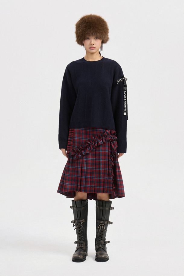 럭키 테이프 니트 풀오버 (다크 네이비)는 가을과 겨울, 페미닌하면서도 캐주얼한 무드를 연출하는 여성용 니트입니다. 울과 나일론 혼방 소재로 제작되어 포근한 촉감을 선사하며, 두꺼운 두께감으로 따뜻하게 착용할 수 있습니다. 크롭 기장의 루즈핏이며, 라운드넥 디자인에 아가일 & 로고 패턴이 적용되었습니다. 왼쪽 어깨 럭키 로고 테이프 디테일과 스카시 조직, 럭키 레터링이 포인트로, 모임룩, 캐주얼, 클래식, 미니멀 스타일 모두 소화 가능합니다. 긴 소매 기장으로 간절기부터 겨울까지 폭넓게 활용할 수 있습니다.
