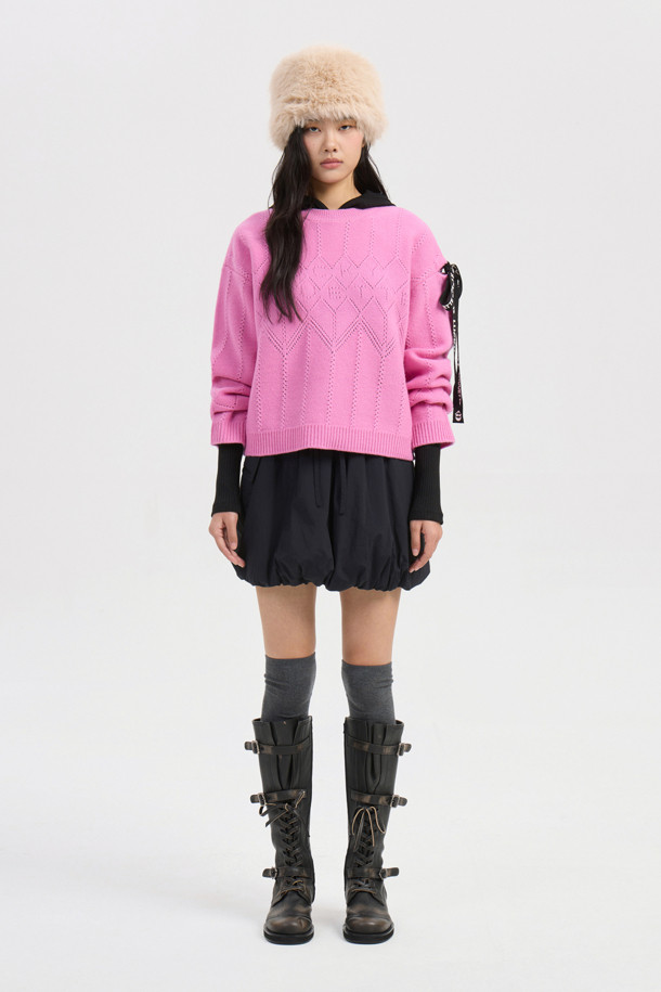 사랑스러운 핑크 컬러의 럭키 테이프 니트 풀오버입니다. 부드러운 울과 나일론 혼방 소재로 제작되어 가을, 겨울 시즌 따뜻하게 착용할 수 있습니다. 페미닌한 무드의 루즈핏 크롭 기장으로, 아가일 패턴과 언발란스 로고 테이프, 스카시 조직 디테일이 돋보입니다. 라운드넥과 긴 소매 디자인으로 클래식하면서도 미니멀한 스타일을 연출하며, 데이트룩이나 모임룩에 활용하기 좋습니다. 보온 기능을 갖춰 추운 날씨에도 포근함을 선사합니다.

