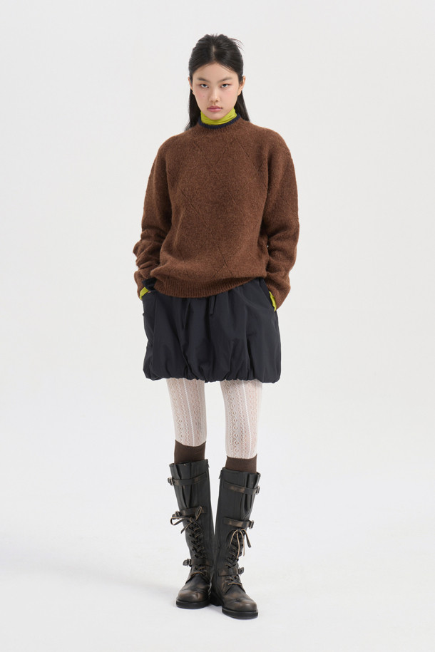 **아가일 니트 풀오버 (브라운)**는 알파카 혼방 소재로 제작되어 포근한 촉감을 선사하는 여성용 니트입니다. 가을과 겨울에 어울리는 얇은 두께의 긴 소매 라운드넥 니트로, 클래식하면서도 유니크한 아가일 패턴이 특징입니다. 스카시 조직감과 러플 디테일이 돋보이며, 다양한 스타일 연출을 위해 레이어드하여 착용할 수 있습니다. 데이트룩, 모임룩, 미니멀, 캐주얼 스타일 모두 소화 가능한 활용도 높은 아이템입니다. 루즈핏으로 편안하게 착용할 수 있습니다.
