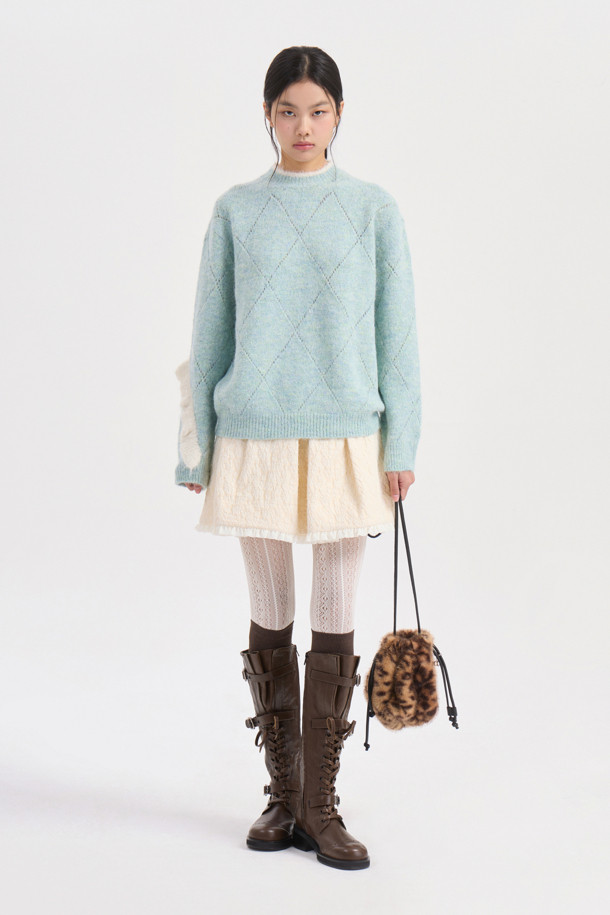 민트 색상의 아가일 니트 풀오버는 여성스러움을 더하는 러플 디테일과 스카시 조직감으로 포인트를 주었습니다. 알파카 혼방 소재로 제작되어 포근한 촉감을 선사하며, 얇은 두께감으로 간절기부터 겨울까지 레이어드하여 활용하기 좋습니다. 라운드넥과 루즈핏 디자인은 클래식하면서도 캐주얼한 무드를 연출하며, 모임룩, 데이트룩 등 다양한 스타일링에 적합합니다. 긴소매 기장과 레귤러 기장으로 편안하게 착용 가능하며, 미니멀한 스타일을 즐기는 분들께 추천합니다.
