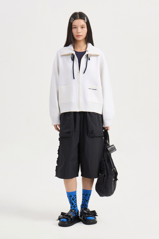 빅 카라 니트 가디건(아이보리)은 부드러운 울 소재로 제작되어 가을, 겨울 시즌에 따뜻하게 착용하기 좋습니다. 캐주얼한 무드의 루즈핏으로 편안한 착용감을 선사하며, 빅 카라 디자인이 포인트를 더합니다. 금속 지퍼와 아웃 포켓 디테일, 로고 배색, 스트라이프 니팅 테잎, 그리고 볼륨감 있는 카라가 특징입니다. 데일리룩, 카페룩, 모임룩 등 다양한 TPO에 활용하기 좋으며, 캐주얼, 클래식, 미니멀 스타일을 연출할 수 있습니다. 긴 소매 기장에 두꺼운 두께감으로 포근함을 더한 아이보리 컬러의 니트 가디건입니다.
